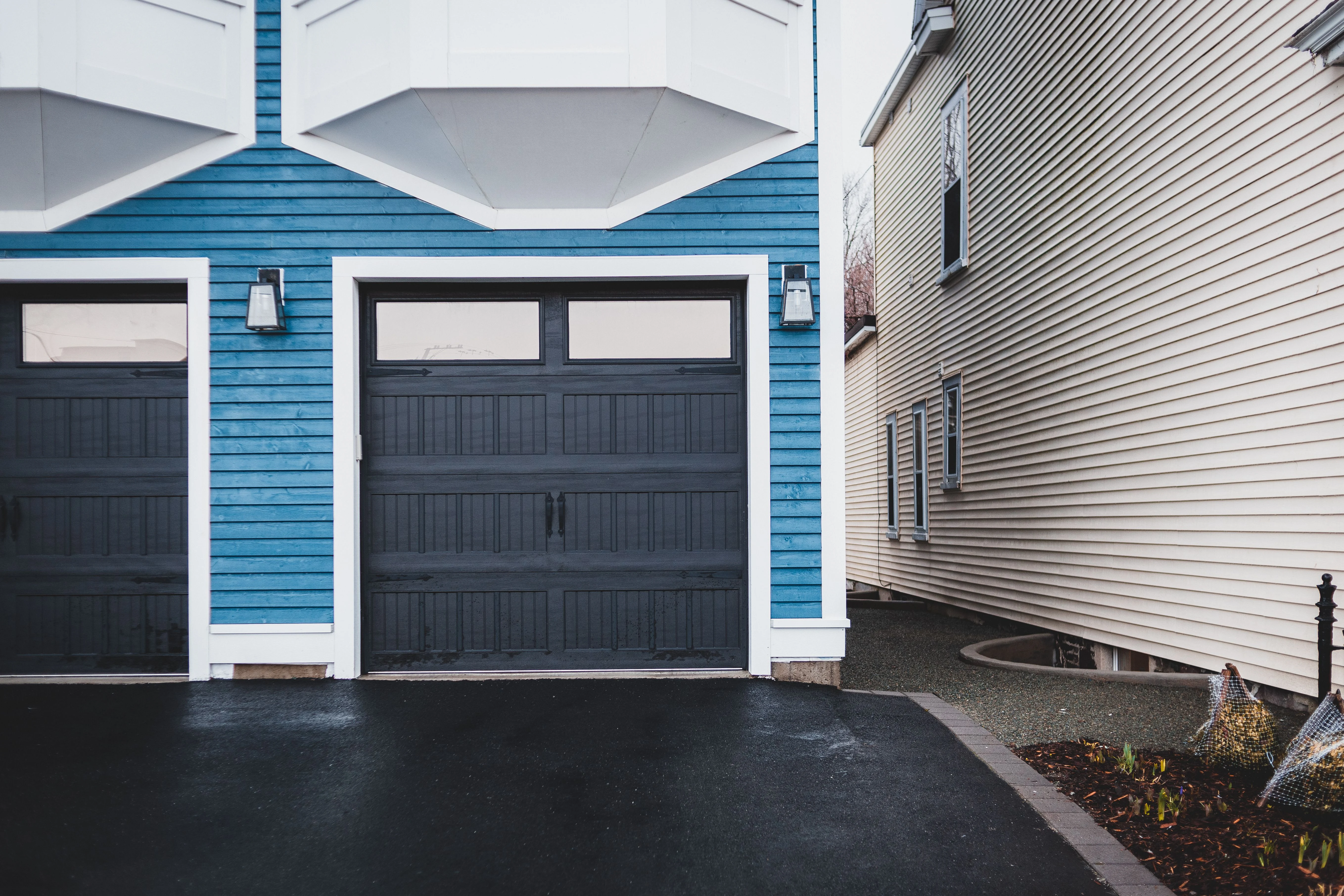 Residential garage door in Sedalia